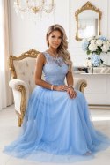 672-1 Romantyczna suknia maxi na wesele z haftowaną koronką i tiulem - błękitna Numoco basic