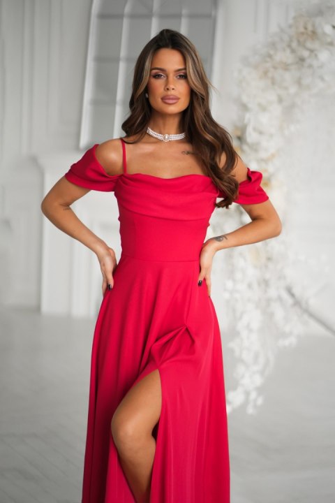 Elegancka Czerwona Sukienka Z Drapowaniem, Rozcięciem I Błyszczącą Tkaniną 330-02 - czerwony