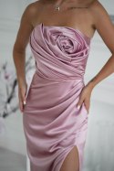 Elegancka Sukienka Satynowa Bez Ramiączek Z Drapowaną Różą I Rozcięciem W Różowym Kolorze 335-20 - brudny róż