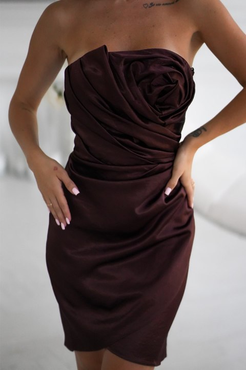 Elegancka Mini Sukienka Z Drapowaną Różą W Kolorze Czekoladowym 337-61 - czekoladowy