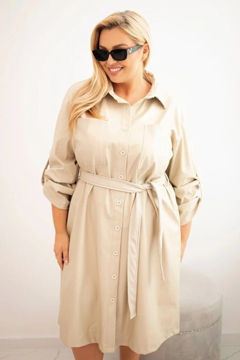 Sukienka damska z eko-skóry Plus Size z paskiem i kołnierzykiem beżowa