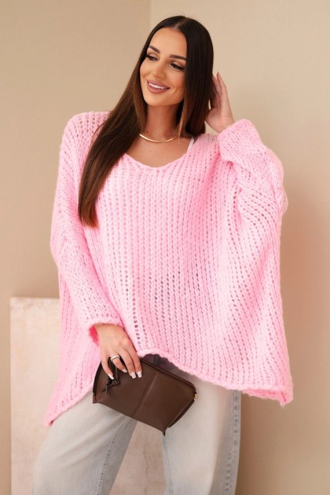 Sweter damski ażurowy oversize z dekoltem V i dłuższym tyłem cukierkowy róż