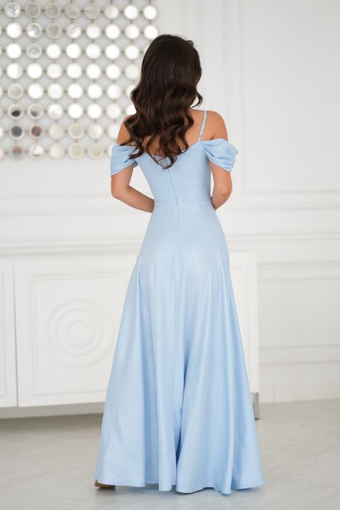 Elegancka Błękitna Sukienka Z Drapowaniem, Rozcięciem I Błyszczącą Tkaniną 330-08 - Baby blue