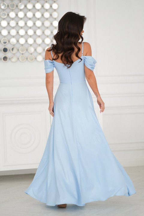 Elegancka Błękitna Sukienka Z Drapowaniem, Rozcięciem I Błyszczącą Tkaniną 330-08 - Baby blue