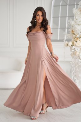 Elegancka Camelowa Sukienka Z Drapowaniem, Rozcięciem I Błyszczącą Tkaniną 330-22 - CAMEL