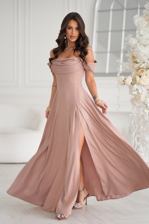 Elegancka Camelowa Sukienka Z Drapowaniem, Rozcięciem I Błyszczącą Tkaniną 330-22 - CAMEL
