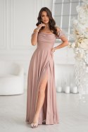Elegancka Camelowa Sukienka Z Drapowaniem, Rozcięciem I Błyszczącą Tkaniną 330-22 - CAMEL