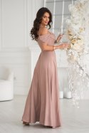 Elegancka Camelowa Sukienka Z Drapowaniem, Rozcięciem I Błyszczącą Tkaniną 330-22 - CAMEL