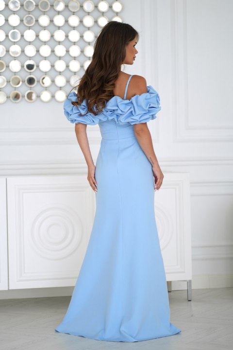 Sukienka Maxi Z Kwiatowym Zdobieniem Wokół Ramion W Kolorze Błękitu 350-08 - Baby blue