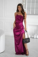 Elegancka Sukienka Satynowa Bez Ramiączek Z Drapowaną Różą I Rozcięciem W Bordowym Kolorze 335-10 - bordowy