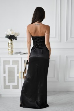 Elegancka Sukienka Satynowa Bez Ramiączek Z Drapowaną Różą I Rozcięciem W Czarnym Kolorze 335-06 - czarny