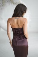 Elegancka Sukienka Satynowa Bez Ramiączek Z Drapowaną Różą I Rozcięciem W Czekoladowym Kolorze 335-61 - czekoladowy