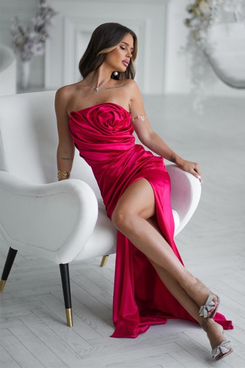 Elegancka Sukienka Satynowa Bez Ramiączek Z Drapowaną Różą I Rozcięciem W Czerwonym Kolorze 335-02 - czerwony