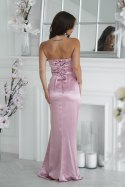 Elegancka Sukienka Satynowa Bez Ramiączek Z Drapowaną Różą I Rozcięciem W Różowym Kolorze 335-20 - brudny róż