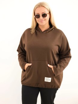 Bluza damska Plus Size wiskozowa z kapturem i kieszenią kangurką brązowa