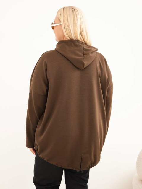 Bluza damska Plus Size wiskozowa z kapturem i kieszenią kangurką brązowa