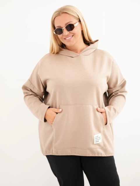 Bluza damska Plus Size wiskozowa z kapturem i kieszenią kangurką camelowa