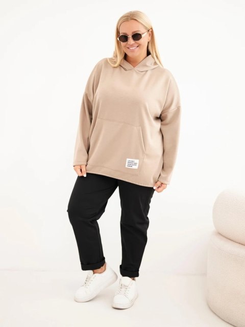 Bluza damska Plus Size wiskozowa z kapturem i kieszenią kangurką camelowa