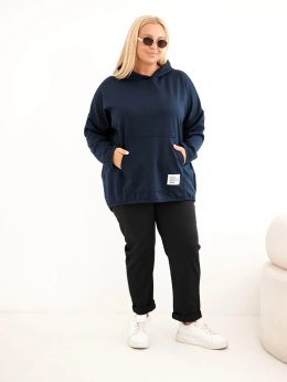Bluza damska Plus Size wiskozowa z kapturem i kieszenią kangurką granatowa