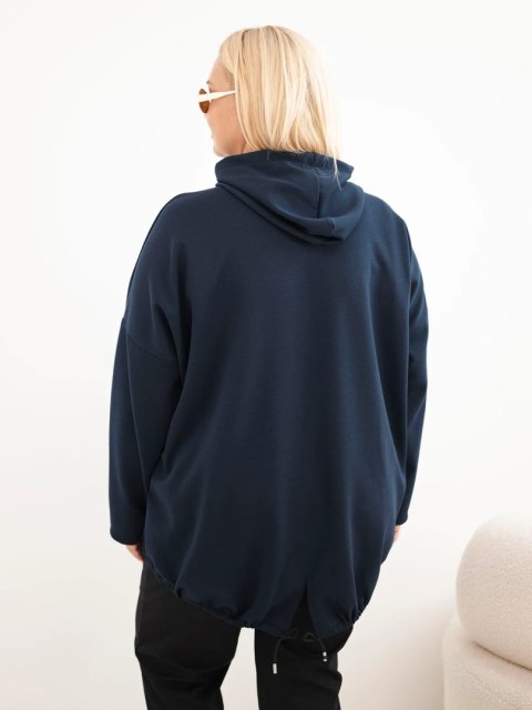 Bluza damska Plus Size wiskozowa z kapturem i kieszenią kangurką granatowa