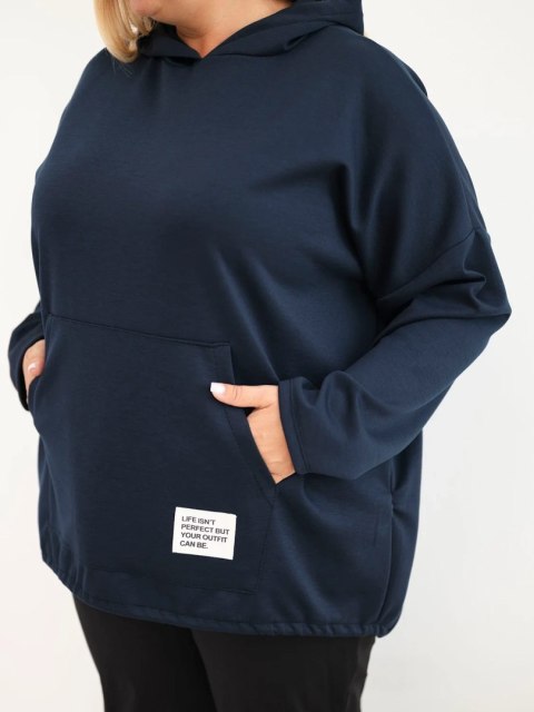 Bluza damska Plus Size wiskozowa z kapturem i kieszenią kangurką granatowa