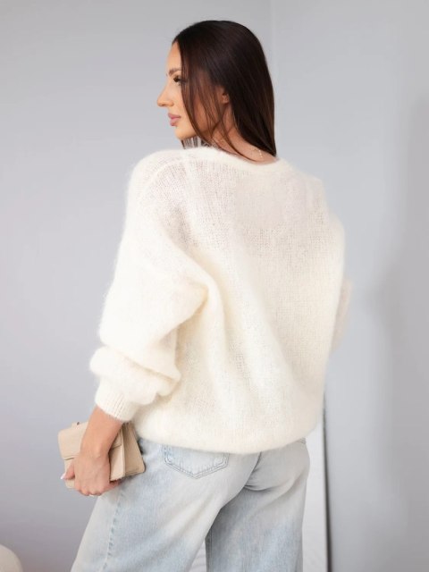 Sweter damski w 80% z kid moheru zapinany na guziki o luźnym kroju ecru