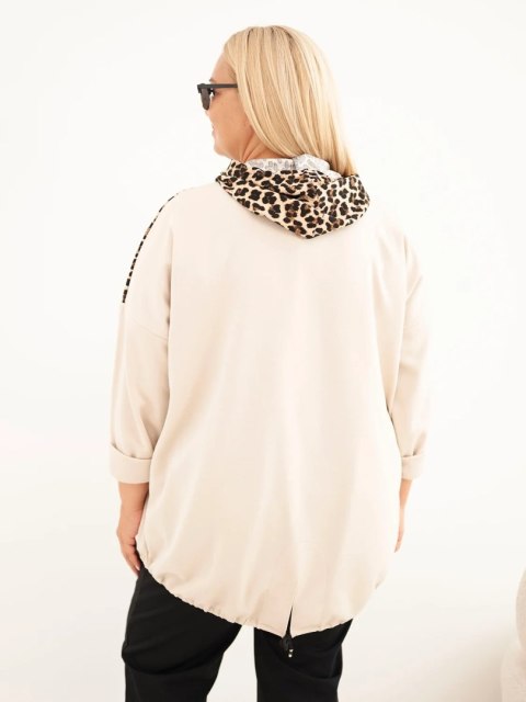 Bluza damska Plus Size wiskozowa z kapturem i wstawkami w panterkę beżowa
