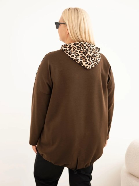 Bluza damska Plus Size wiskozowa z kapturem i wstawkami w panterkę brązowa