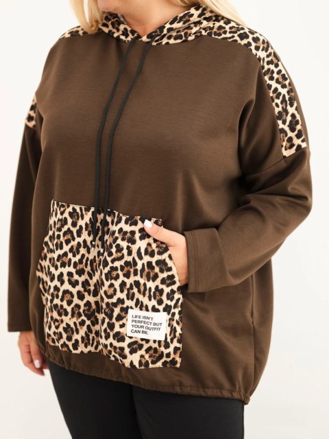 Bluza damska Plus Size wiskozowa z kapturem i wstawkami w panterkę brązowa