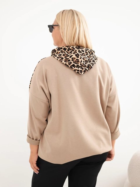 Bluza damska Plus Size wiskozowa z kapturem i wstawkami w panterkę camelowa