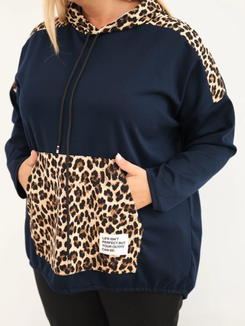 Bluza damska Plus Size wiskozowa z kapturem i wstawkami w panterkę granatowa