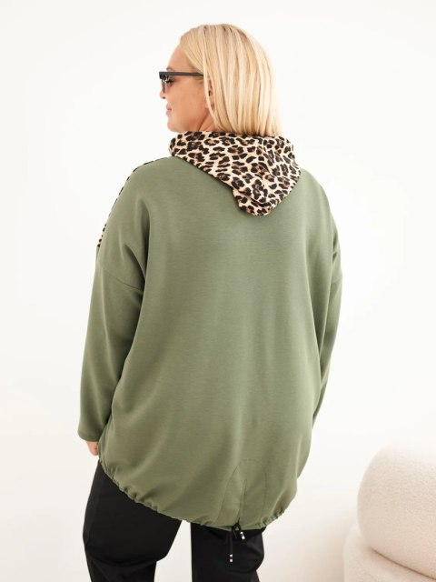 Bluza damska Plus Size wiskozowa z kapturem i wstawkami w panterkę khaki