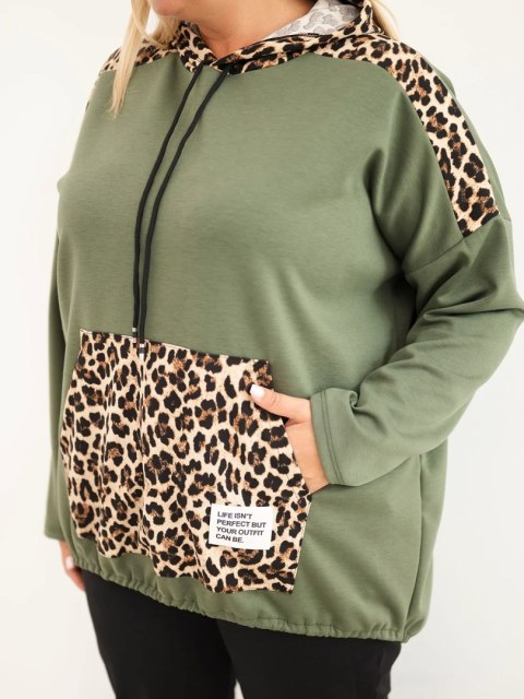 Bluza damska Plus Size wiskozowa z kapturem i wstawkami w panterkę khaki