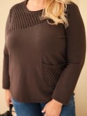 Bluza damska bawełniana Plus Size z ażurową wstawką i kieszenią brązowa
