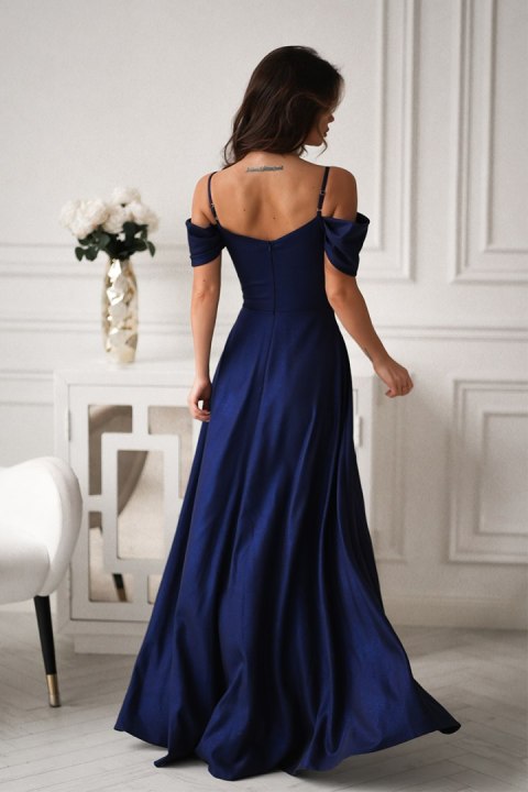 Elegancka Granatowa Sukienka Z Drapowaniem, Rozcięciem I Błyszczącą Tkaniną 330-01 - Granatowy