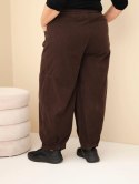 Spodnie damskie bawełniane Plus Size sztruksowe z gumką w pasie i kieszeniami brązowe