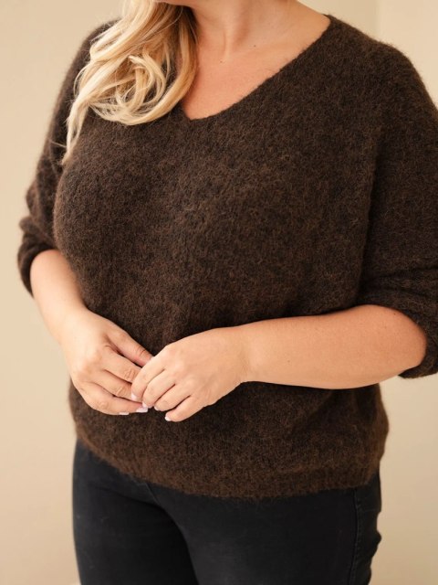 Sweter damski Plus Size z dekoltem V i szerokim rękawem brązowy