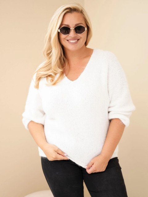 Sweter damski Plus Size z dekoltem V i szerokim rękawem ecru