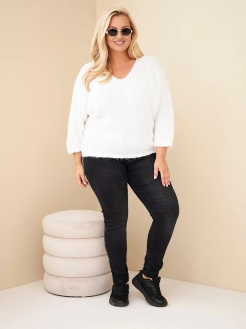 Sweter damski Plus Size z dekoltem V i szerokim rękawem ecru