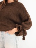Sweter damski oversize z wiązaniami przy rękawach brązowy