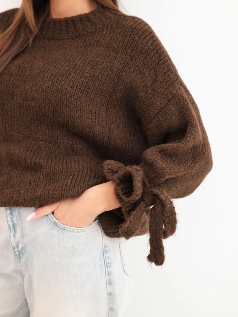 Sweter damski oversize z wiązaniami przy rękawach brązowy