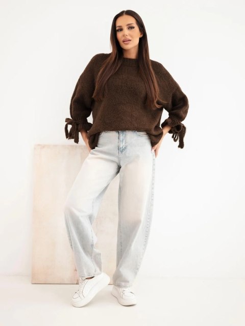 Sweter damski oversize z wiązaniami przy rękawach brązowy
