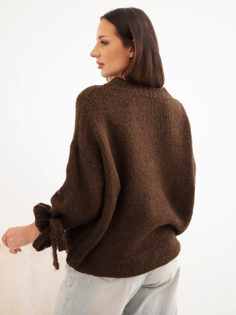 Sweter damski oversize z wiązaniami przy rękawach brązowy