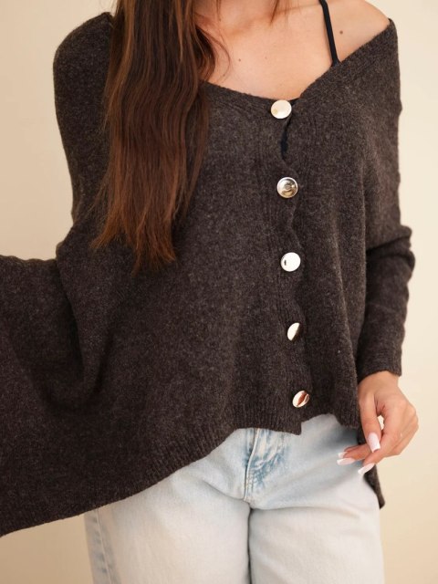 Sweter damski ponczo z baby alpaki z guzikami brązowy