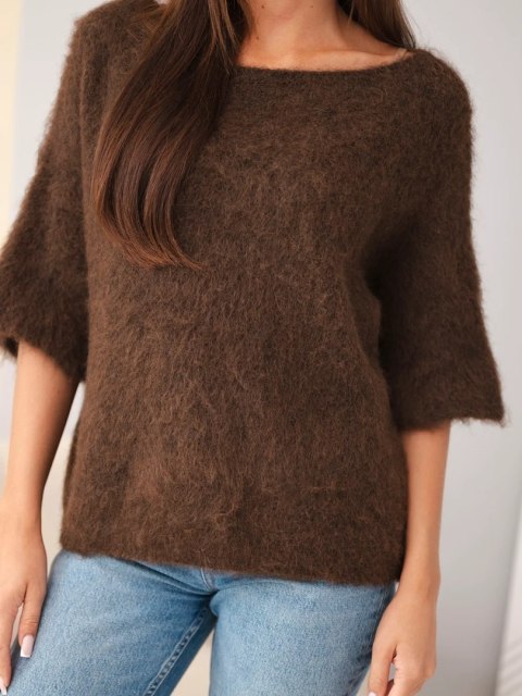 Sweter damski z krótkim rękawem i szerokim dekoltem brązowy