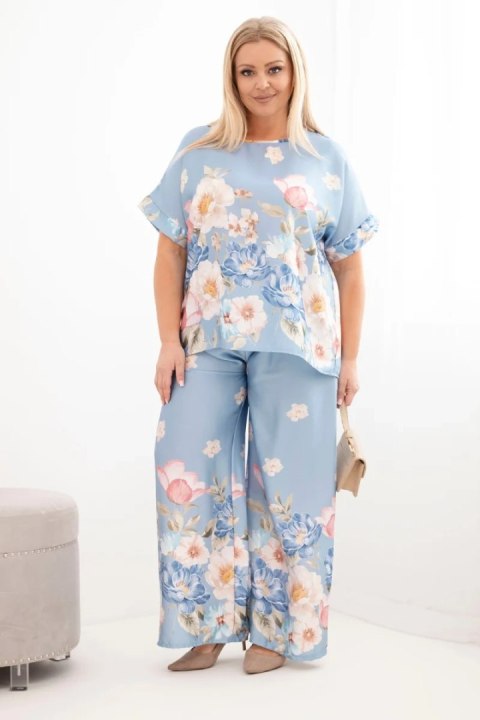 Komplet damski Plus Size z bluzką i spodniami w kwiaty z szeroką nogawką niebieski