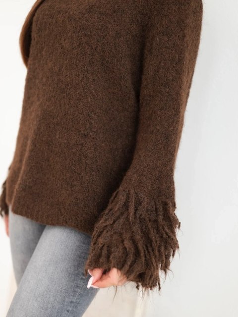 Sweter damski z frędzlami na rękawach i okrągłym dekoltem brązowy
