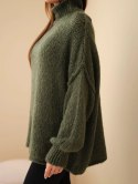Sweter damski oversize z dodatkiem wełny z golfem i szerokimi rękawami khaki