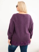 Sweter damski Plus Size z koronkowym dołem ciemnofioletowy