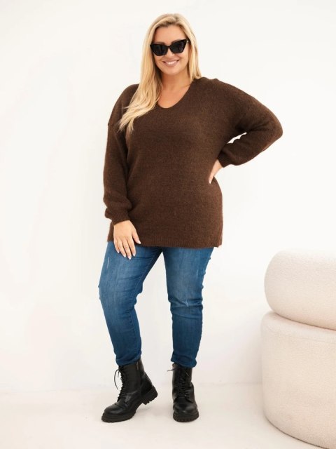 Sweter damski Plus Size z wełną z dekoltem V brązowy